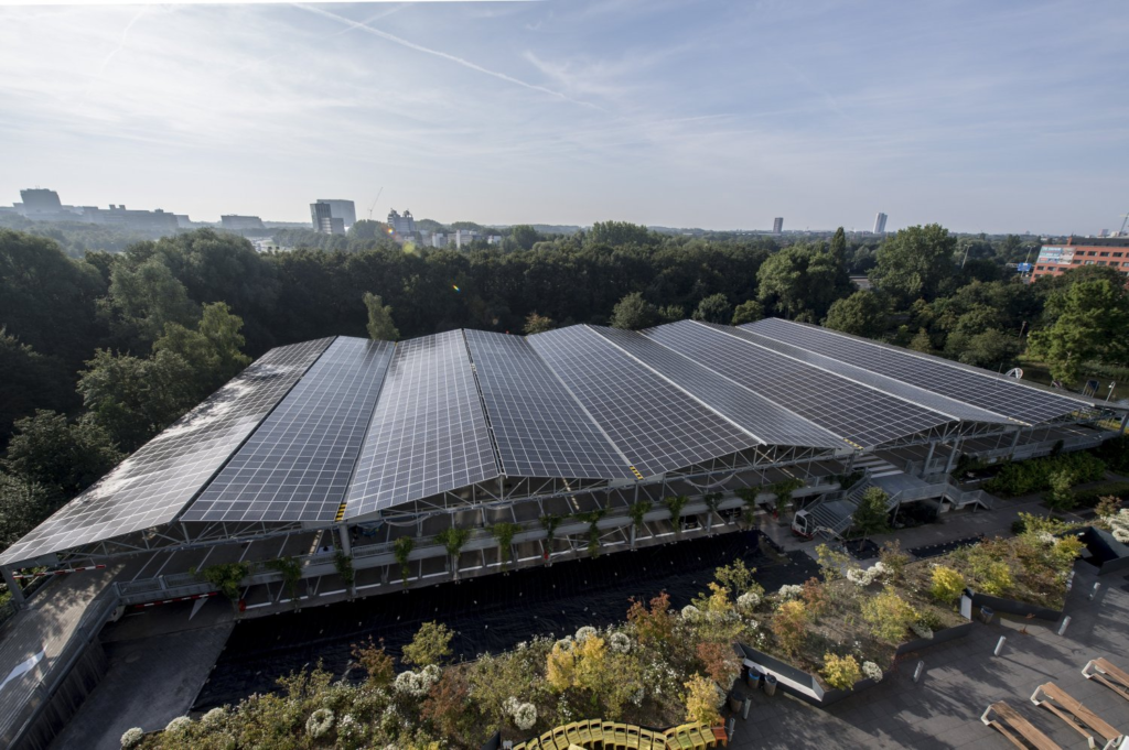 La zona de aparcamiento cubierta tiene un techo equipado con más de 2.000 paneles solares.