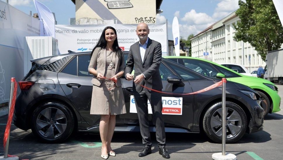 Inauguración de un parque de carga para vehículos eléctricos en Liubliana, UE.