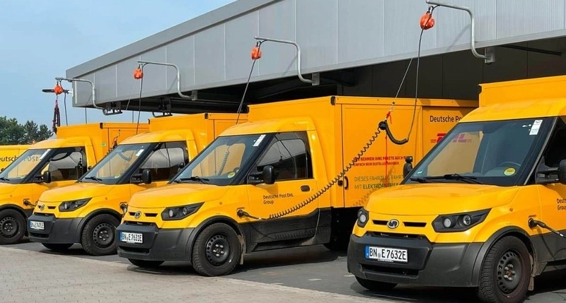 eMobility agreement on the horizon: DHL Group expands its charging Infrastructure for eTrucks with E.ON stations