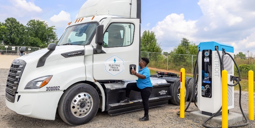 Daimler Truck North America collaborate with Salem Carriers and Electrada for a new logistics solution