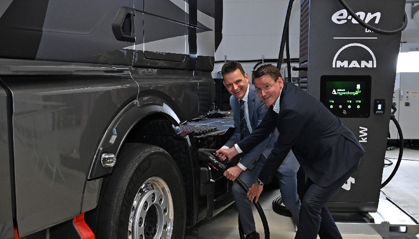 Leonhard Birnbaum, CEO E.ON and Alexander Vlaskamp, CEO MAN Truck & Bus