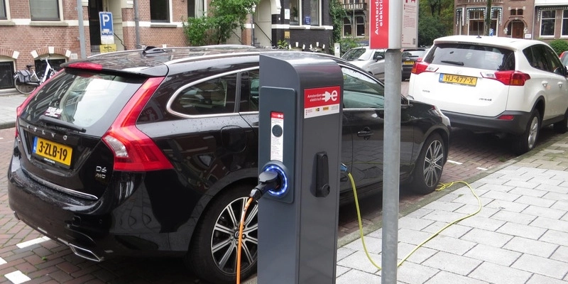 The end of Dutch eMobility leadership? Challenges in expanding charging points