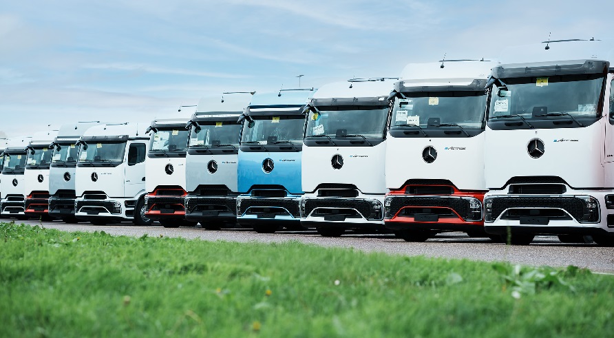 Mercedes-Benz Trucks übergibt erste eActros 600 aus Serienproduktion an Kunden in DeutschlandMercedes-Benz Trucks hands over first series-produced eActros 600 to customers in Germany