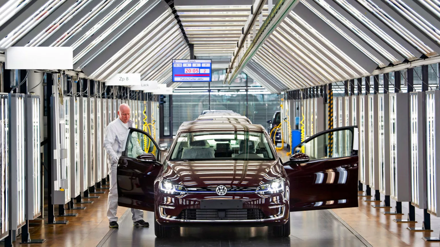 CO2 emissions targets: EU grants carmakers flexibility until 2027