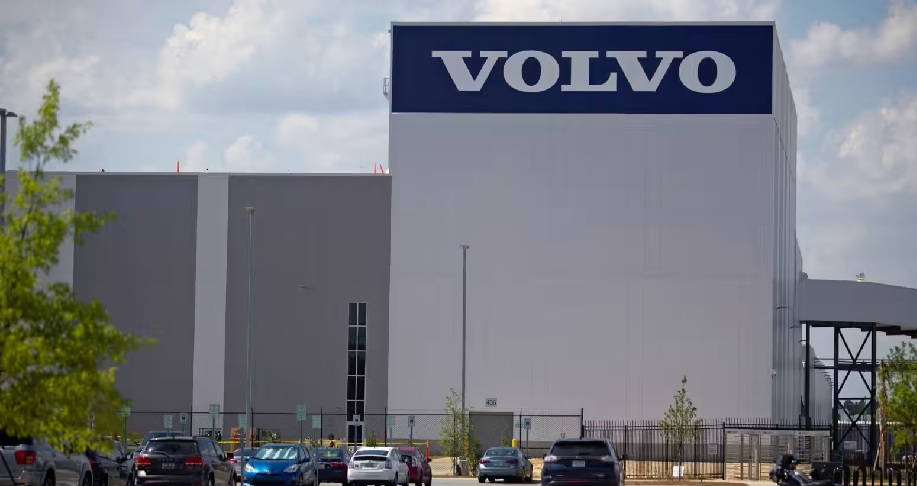 Volvo Cars delays large-scale production at new Slovak plant – what’s behind it?