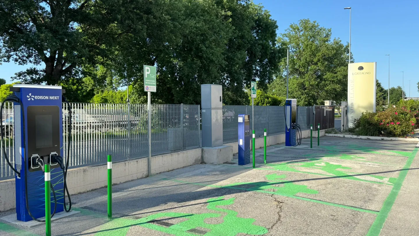 Italy welcomes ABB’s new 50 kW charger: First C50 units installed at Il Castagno outlet