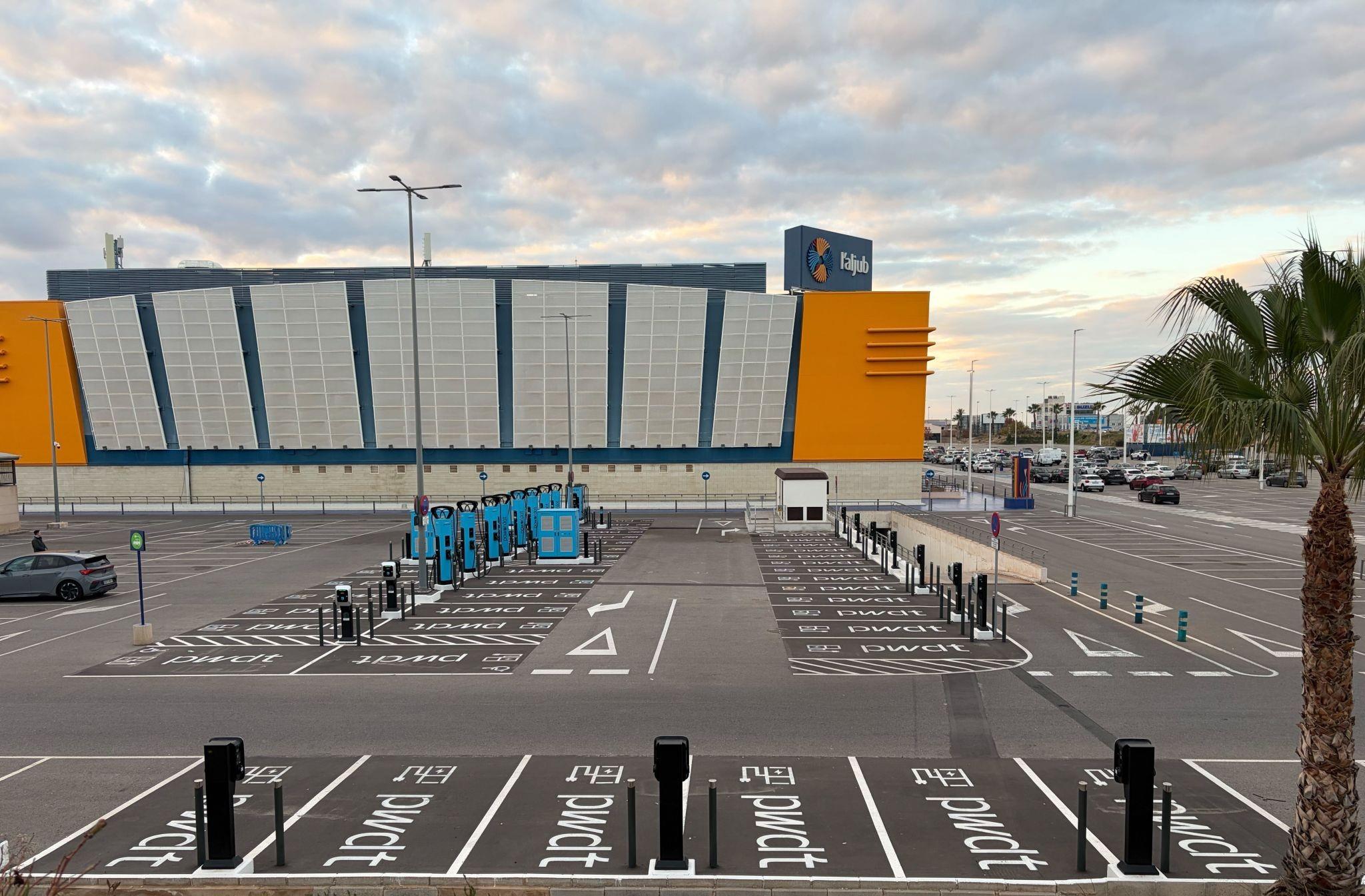 Powerdot inaugura en Elche un hub de 1,3 MW y consolida la mayor infraestructura de recarga ultrarrápida de España